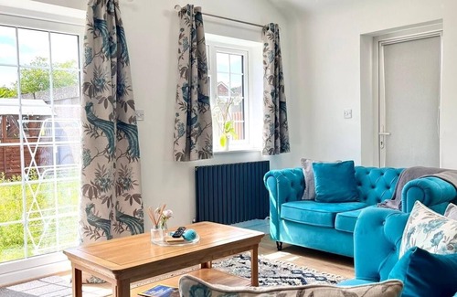 Bracknell House | Turquoise Tranquil- 3 Bed House