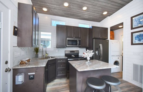 Somerset Boat Rental | TV Blue Tiny Houseboat@Lake Cumberland Marina