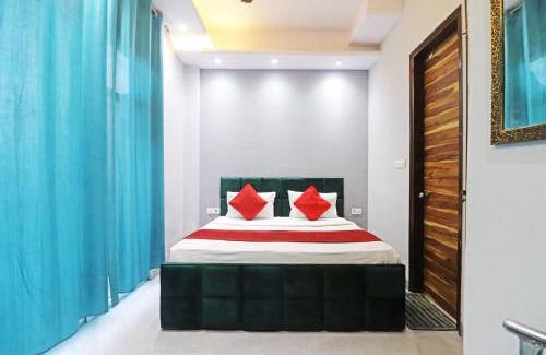 Rajouri Garden Hotel | Twamev couple Friendly Rajouri garden by The Arrow