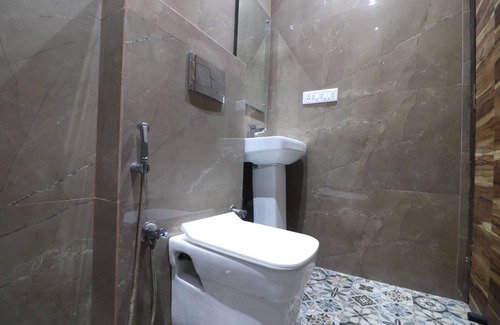 Rajouri Garden Hotel | Twamev Rajouri garden by The Arrow