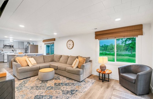 Trufant House | Twilight Cove: Crisp Air, Colorful Leaves & Lakeside Tranquility