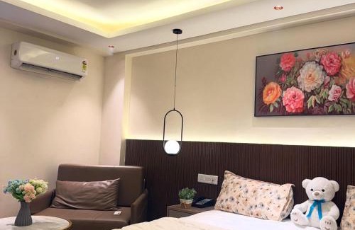 Jaypee Greens Apartment | TWILIGHT LUXURY STAYz