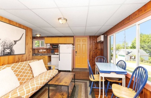 Chippewa Lake Cabin | Twin bed cottage with pickleball court