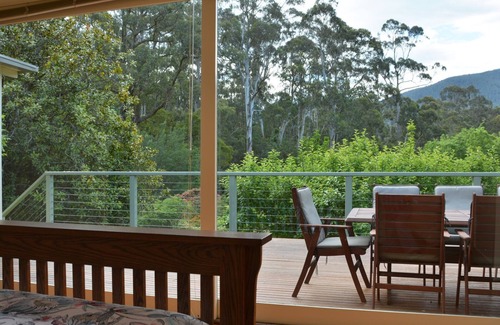 Warburton House | Twin Creek Cottage- a secluded forest retreat.