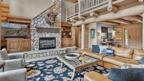 Dunkin Hill House | Twin Eagles Lodge