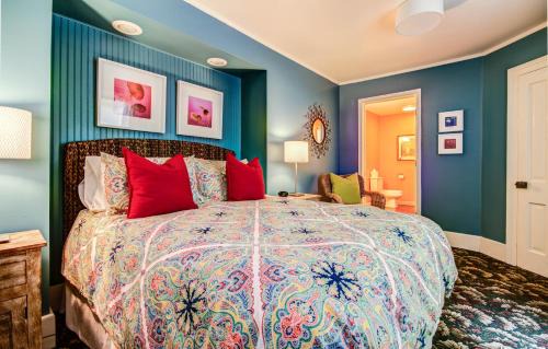 Saugatuck Bed & Breakfast | Twin Oaks Inn