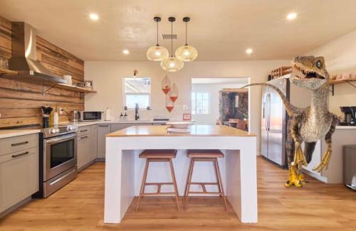 Joshua Tree House | Twin Palms Desert Getaway - Jacuzzi, Fire pit, Meditation room & more