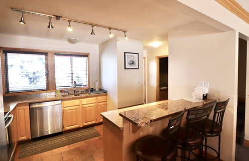 Silver Star Mountain House | Twin Peaks A. True ski-in ski-out. 4-BR 4-BA 2300 sq ft 3 levels sleeps 15