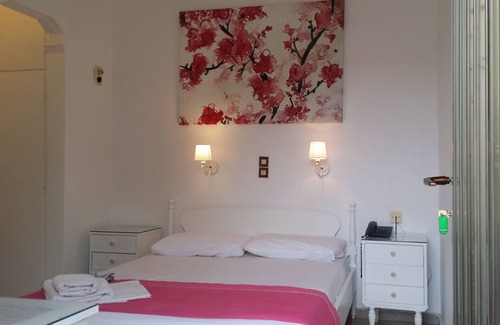 Agia Marina Bed & Breakfast | Twin Room in front of Agia Marina beach