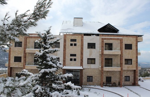 Miziara Apartment | Twin room with a Beautiful Mountain View (No balcony)