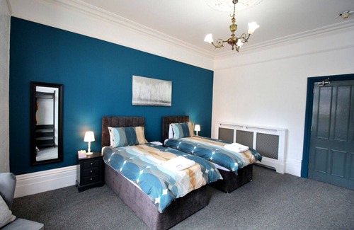 Lincoln House | Twin Room with Shared Bathroom - Hamilton