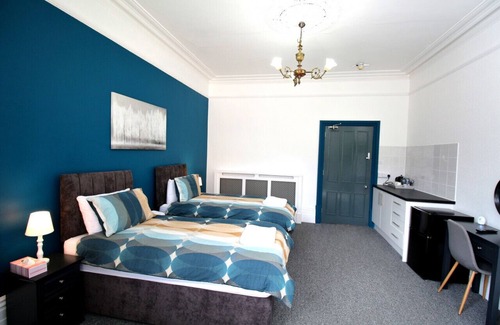 Lincoln House | Twin Room with Shared Bathroom - Hamilton