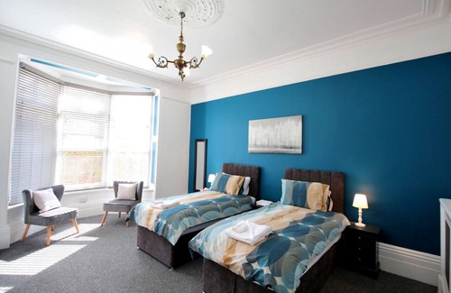 Lincoln House | Twin Room with Shared Bathroom - Hamilton