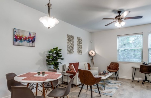 North University House | TWO 3BR CozySuites in Central Austin by UT