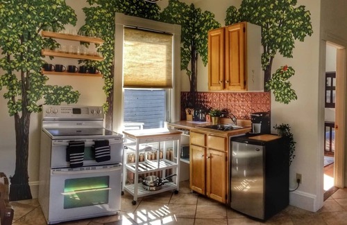 Queens Apartment | Two bedrms, living+dining, Kedgi Lodge nature themed suite