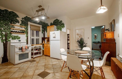 Queens Apartment | Two bedrms, living+dining, Kedgi Lodge nature themed suite