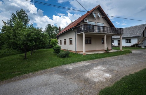 Catrnja Apartment | Two bedroom apartment with terrace Smoljanac, Plitvice (A-14979-b)