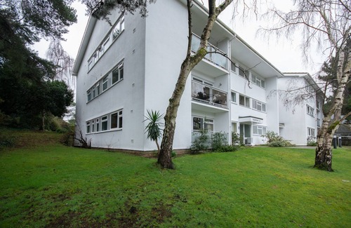 Sandbanks Condo | Two bedroom apartment with balcony dog friendly