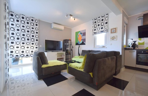 Njivice Apartment | Two bedroom apartment with terrace Njivice, Krk (A-21147-a)
