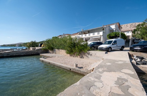 Metajna Apartment | Two bedroom apartment near beach Metajna, Pag (A-6395-a)