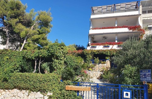 Susica Apartment | Two bedroom apartment near beach Murter (A-22397-a)