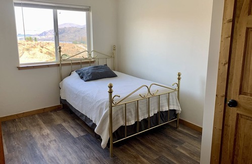 Pateros Apartment | Two Bedroom Apt. in Pateros- 18 mi to Chelan, 44 mi to Winthrop, River views!