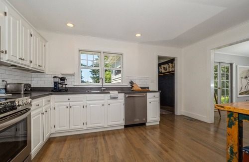 Sharon Cottage | Two Bedroom Cottage Close To Town