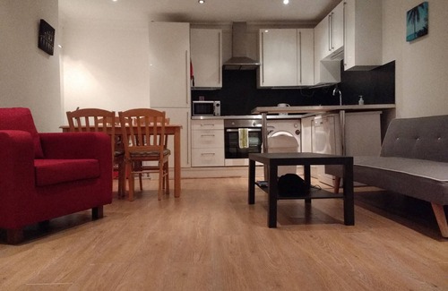 Addison Apartment | Two bedroom garden maisonette close to Westfield and Shepherds Bush station