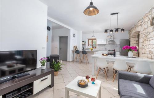 Rezanci House | Two-Bedroom Holiday Home In Svetvincenat