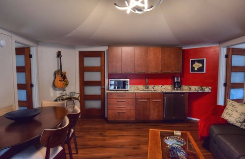 Dadeville Cabin | Two Bedroom Luxury Glamp, huge deck, private Hot Tub at The Destination Resort