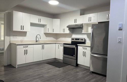 South Clearbrook House | Two Bedroom, Separate Entrance, Free Parking Accommodation