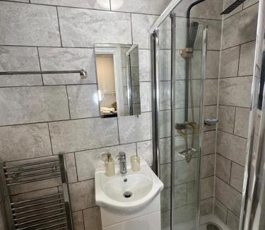 South Ockendon House | Two Bedrooms Bungalow Garden Lodge