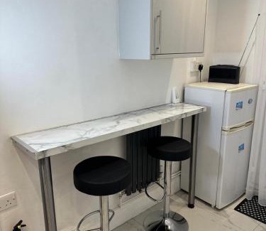 South Ockendon House | Two Bedrooms Bungalow Garden Lodge