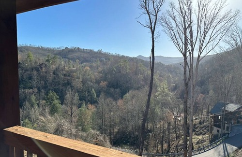 Gatlinburg - Pigeon Forge Cabin | “Two Cozy” Mountain Cabin for Two!