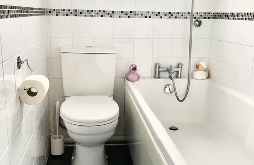 Westcliff-on-Sea Apartment | Two double bedrooms, smart tv's, sky tv free, high speed wifi