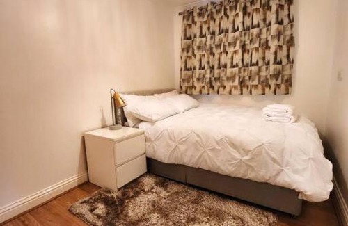 Hatfield Apartment | Two Double Bedroom Apartment with Allocated Parking and Fast WiFi in Hatfield