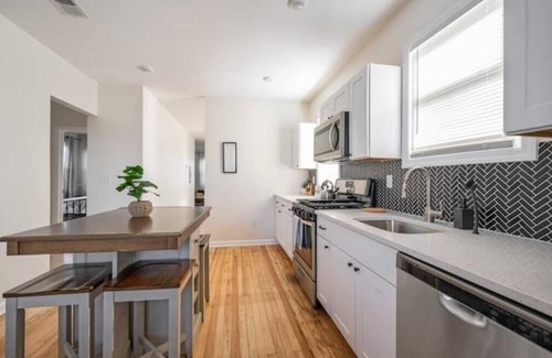 Lower Vailsburg Apartment | Two floor Urban Oasis: King Bed Near NYC Train
