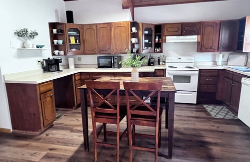 Kirksville House | TWO Kitchens, 13 guests, pets, 2 laundry