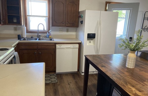 Kirksville House | TWO Kitchens, 13 guests, pets, 2 laundry