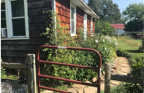 Flintstone Cabin | Two lane country roads near Lookout Mountain Big Living in the Little House