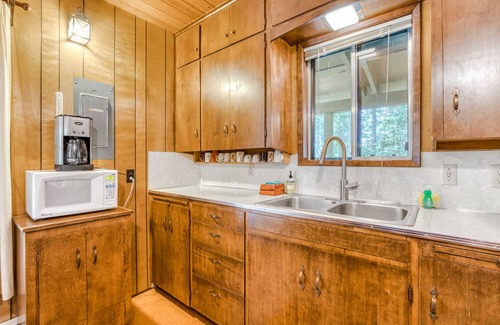 Government Camp Cabin | Two-Story Cabin with Wood Fireplace, Deck, Gas Grill & Washer Dryer