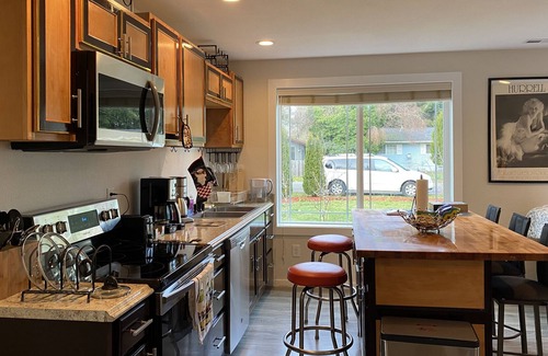 Cascade House | Two-story house with access to the forest and creek