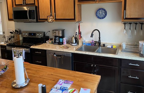 Cascade House | Two-story house with access to the forest and creek