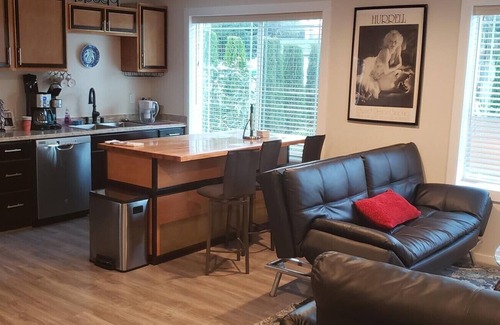 Cascade House | Two-story house with access to the forest and creek