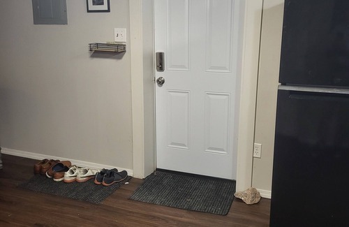 South Kansas City House | Two story ranch sleeps 8 in the quaint area of KC, only 8 miles from KC Stadium
