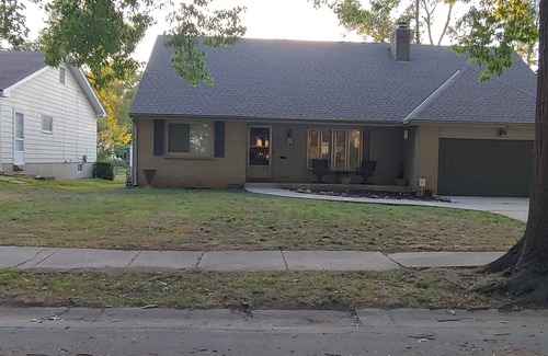 South Kansas City House | Two story ranch sleeps 8 in the quaint area of KC, only 8 miles from KC Stadium