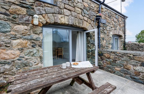 Ty Croes Cottage | Ty Arthur: Ground-Floor Apartment for Two in Aberffraw | Managed by Anglesey Holiday Lettings