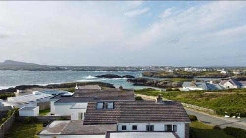 Trearddur Bay Apartment | Ty Bychan- Sea Views- Pet Friendly-Secure Garden-4 Bed