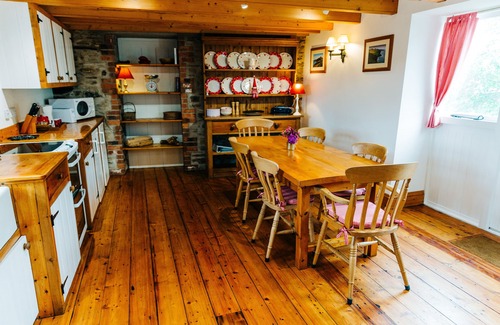 Abereiddy House | Ty Canol, Relaxing Character Cottage - nr. Abereiddy Beach (sleeps 2-5)