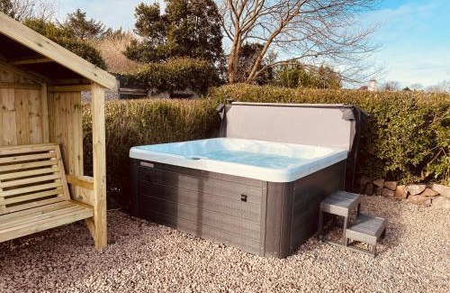 Llanbedrog House | Ty Fin Cottage with Hot Tub